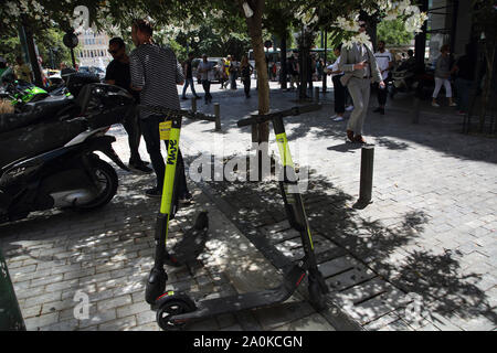 Athen Griechenland Plateia Syntagmatos Elektroroller für Miete Stockfoto