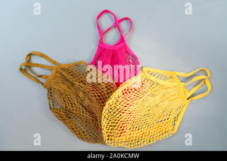 Drei wiederverwendbare Baumwolle Taschen oder Mesh Taschen und Message Board mit Text Null Abfall. Umweltfreundliches Konzept. Flach, Ansicht von oben Stockfoto