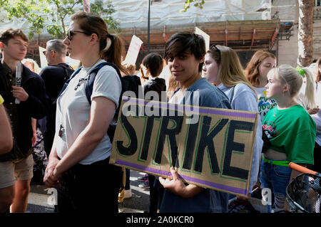 Eine Demonstrantin hält ein Plakat, die besagt, dass Streiks während der Demonstration. Erwachsene und Jugendliche wandern aus Arbeit und Schulen für ein Ende der Nutzung fossiler Brennstoffe zu verlangen und fordern dringende Maßnahmen gegen den Klimawandel, um den Planeten zu retten. Stockfoto