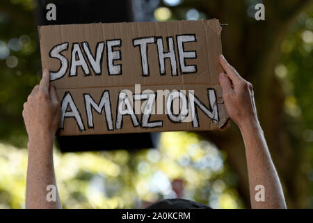 Eine Demonstrantin hält ein Plakat, die besagt, dass der Amazon während der Demonstration speichern. Erwachsene und Jugendliche wandern aus Arbeit und Schulen für ein Ende der Nutzung fossiler Brennstoffe zu verlangen und fordern dringende Maßnahmen gegen den Klimawandel, um den Planeten zu retten. Stockfoto