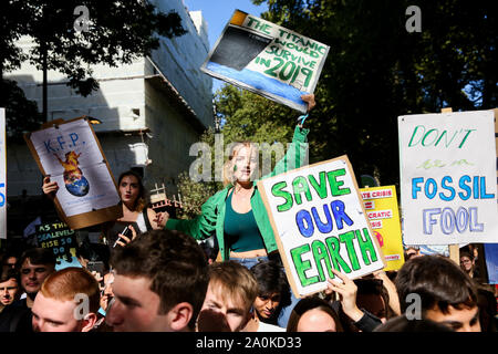 Westminster, London, Großbritannien. 20. September 2019 - Zehntausende Studenten aller Altersgruppen nehmen teil an den Klimawandel global und Generalstreik in Westminster. Dies ist die dritte derartige weltweite globale Klima Streik und es ist der größte Tag der Demonstrationen in der Geschichte sein wird. Credit: Dinendra Haria/Alamy leben Nachrichten Stockfoto