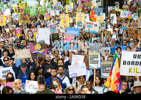 Westminster, London, Großbritannien. 20. September 2019 - Zehntausende Studenten aller Altersgruppen nehmen teil an den Klimawandel global und Generalstreik in Westminster. Dies ist die dritte derartige weltweite globale Klima Streik und es ist der größte Tag der Demonstrationen in der Geschichte sein wird. Credit: Dinendra Haria/Alamy leben Nachrichten Stockfoto