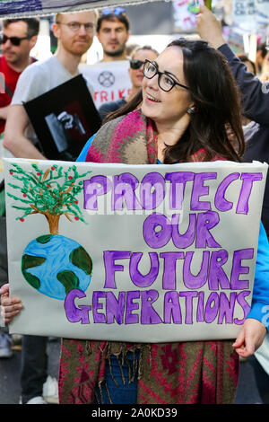 Westminster, London, Großbritannien. 20. September 2019 - Zehntausende Studenten aller Altersgruppen nehmen teil an den Klimawandel global und Generalstreik in Westminster. Dies ist die dritte derartige weltweite globale Klima Streik und es ist der größte Tag der Demonstrationen in der Geschichte sein wird. Credit: Dinendra Haria/Alamy leben Nachrichten Stockfoto