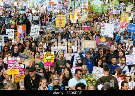 Westminster, London, Großbritannien. 20. September 2019 - Zehntausende Studenten aller Altersgruppen nehmen teil an den Klimawandel global und Generalstreik in Westminster. Dies ist die dritte derartige weltweite globale Klima Streik und es ist der größte Tag der Demonstrationen in der Geschichte sein wird. Credit: Dinendra Haria/Alamy leben Nachrichten Stockfoto