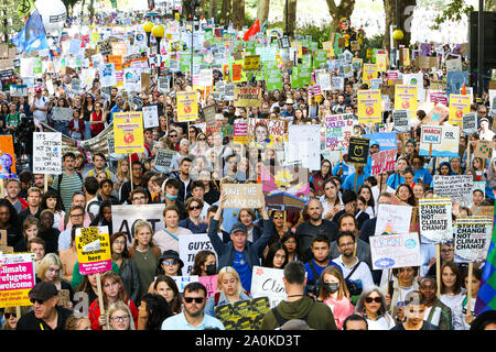 Westminster, London, Großbritannien. 20. September 2019 - Zehntausende Studenten aller Altersgruppen nehmen teil an den Klimawandel global und Generalstreik in Westminster. Dies ist die dritte derartige weltweite globale Klima Streik und es ist der größte Tag der Demonstrationen in der Geschichte sein wird. Credit: Dinendra Haria/Alamy leben Nachrichten Stockfoto