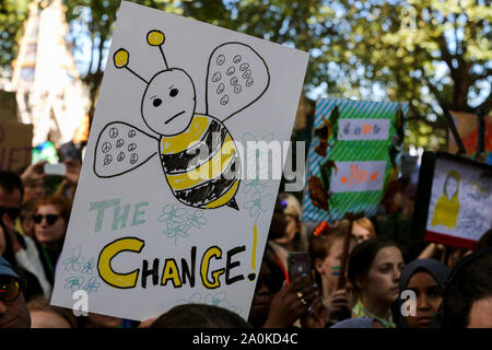 Westminster, London, Großbritannien. 20. September 2019 - Zehntausende Studenten aller Altersgruppen nehmen teil an den Klimawandel global und Generalstreik in Westminster. Dies ist die dritte derartige weltweite globale Klima Streik und es ist der größte Tag der Demonstrationen in der Geschichte sein wird. Credit: Dinendra Haria/Alamy leben Nachrichten Stockfoto