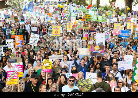 Westminster, London, Großbritannien. 20. September 2019 - Zehntausende Studenten aller Altersgruppen nehmen teil an den Klimawandel global und Generalstreik in Westminster. Dies ist die dritte derartige weltweite globale Klima Streik und es ist der größte Tag der Demonstrationen in der Geschichte sein wird. Credit: Dinendra Haria/Alamy leben Nachrichten Stockfoto