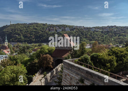 Mittelalterliche Torhaus Turm von großer Rondella mit Gellert Hügel im Hintergrund. Stockfoto