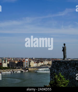 Jungfrau Maria Statue auf die Wände der Budaer Burg mit Blick auf die Stadt Budapest. Stockfoto