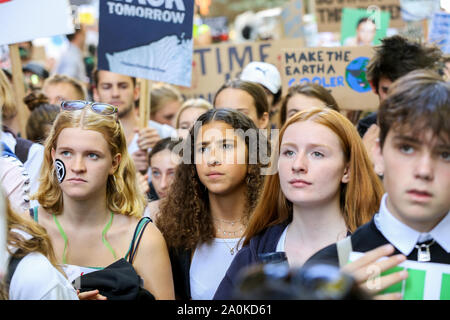 Westminster, London, Großbritannien. 20. September 2019 - Zehntausende Studenten aller Altersgruppen nehmen teil an den Klimawandel global und Generalstreik in Westminster. Dies ist die dritte derartige weltweite globale Klima Streik und es ist der größte Tag der Demonstrationen in der Geschichte sein wird. Credit: Dinendra Haria/Alamy leben Nachrichten Stockfoto