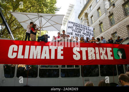 Westminster, London, Großbritannien. 20. September 2019 - Zehntausende Studenten aller Altersgruppen nehmen teil an den Klimawandel global und Generalstreik in Westminster. Dies ist die dritte derartige weltweite globale Klima Streik und es ist der größte Tag der Demonstrationen in der Geschichte sein wird. Credit: Dinendra Haria/Alamy leben Nachrichten Stockfoto