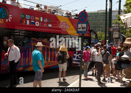 Sightseeing Bus und Touristen Syntagma Square Athen ATTIKA Griechenland Stockfoto