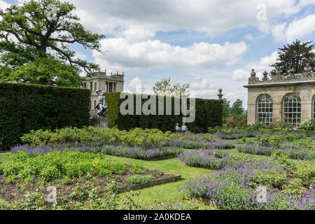 Die Gärten im Sommer, Chatsworth House, einem englischen Herrenhaus, Derbyshire, Großbritannien Stockfoto