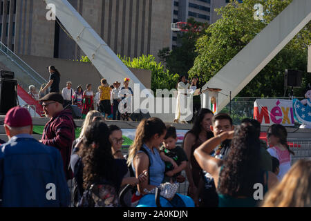 Es gab eine Menge fröhlich, bunte Menschen feiern mexikanische Unabhängigkeit auf Nathan Philips Square am 11. September in Toronto. Stockfoto