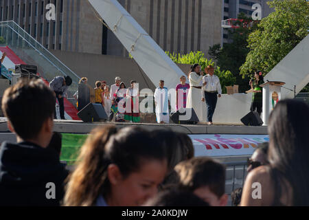 Es gab eine Menge fröhlich, bunte Menschen feiern mexikanische Unabhängigkeit auf Nathan Philips Square am 11. September in Toronto. Stockfoto