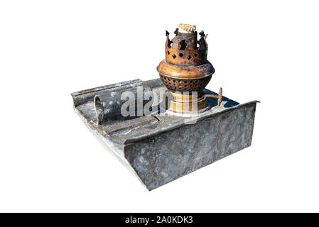Eine alte, antike Petroleumlampe verzinnt mit einem Docht, Parade Fackel, auf einen weißen Hintergrund mit einen Freistellungspfad isoliert. Stockfoto