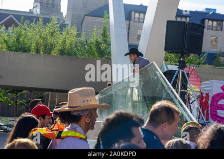 Es gab eine Menge fröhlich, bunte Menschen feiern mexikanische Unabhängigkeit auf Nathan Philips Square am 11. September in Toronto. Stockfoto