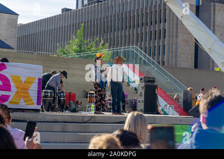 Es gab eine Menge fröhlich, bunte Menschen feiern mexikanische Unabhängigkeit auf Nathan Philips Square am 11. September in Toronto. Stockfoto