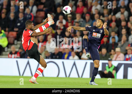 Southampton, Großbritannien. 20. Sep 2019. Kevin Danso von Southampton in Aktion mit Callum Wilson von Bournemouth während der Premier League Match zwischen Southampton und Bournemouth an der St. Mary's Stadium, Southampton am Freitag, dem 20. September 2019. (Credit: Jon Bromley | MI Nachrichten) das Fotografieren dürfen nur für Zeitung und/oder Zeitschrift redaktionelle Zwecke verwendet werden, eine Lizenz für die gewerbliche Nutzung Kreditkarte erforderlich: MI Nachrichten & Sport/Alamy leben Nachrichten Stockfoto