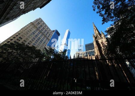 Vor dem 11. September waren die ursprünglichen Türme des World Trade Center vom Trinity Church Cemetery in Lower Manhattan aus zu sehen. Stockfoto