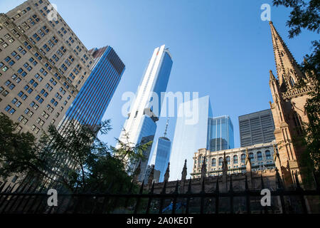 Vor dem 11. September waren die ursprünglichen Türme des World Trade Center vom Trinity Church Cemetery in Lower Manhattan aus zu sehen. Stockfoto