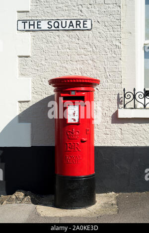 Traditionelle hell rot lackiert EIIR Säule box Mailbox-ER Postbox - der Royal Mail und für das Quadrat in Ramsbury, Wiltshire Zeichen Stockfoto