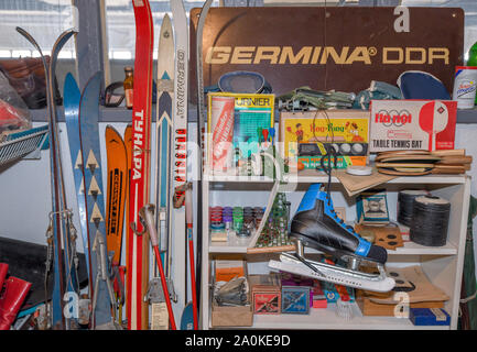 19. September 2019, Brandenburg, Trebus: Sport Artikel aus DDR-Zeiten gehören zu einer Ausstellung der IFA-Freunde Trebus. Die ehemaligen deutschen Staat im kleinen Maßstab existiert in der brandenburgischen Provinz. Die IFA-Freunde in Trebus bietet eine authentische Reise durch die Zeit in das alltägliche Leben in der DDR auf 14.000 Quadratmeter Fläche. Besucher in Erinnerungen bei Führungen verwöhnen. Foto: Patrick Pleul/dpa-Zentralbild/ZB Stockfoto