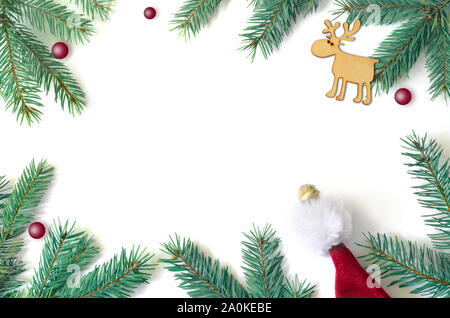 Tanne Zweig, Santa Hut und Rotwild auf weißem Hintergrund mit Kopie Platz für Text. Weihnachten. Stockfoto