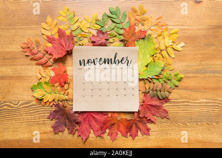 November Kalenderblatt im Herbst Blätter von verschiedenen Farben umgeben Stockfoto