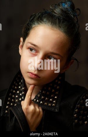 Portrait wenig junge Mädchen mit grünen Augen. Junge schwere Kind an der Kamera schaut. Nahaufnahme. Im Innenbereich. Trauriges kleines Kind girl portrait suchen. Mädchen wenig Stockfoto