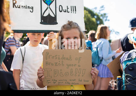 Ein junger Demonstrant mit einer Nachricht für den Präsidenten von Brasilien während eines Protestes in Cardiff anspruchsvolle Maßnahmen in Bezug auf den Klimawandel, Teil einer globalen Jugend st Stockfoto