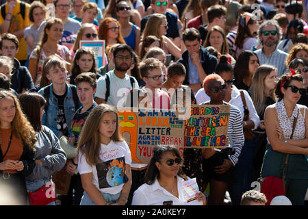 Allgemeine Ansicht der Menge während eines Protestes in Cardiff anspruchsvolle Maßnahmen in Bezug auf den Klimawandel, Teil einer global youth Streik am 20. September 2019. Stockfoto