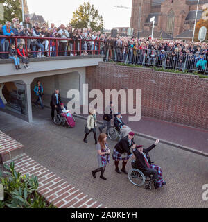 Veteranen kommen an der Luft Platz in Hartenstein, den Niederlanden, während der Gedenkfeiern zum 75. Jahrestag der militärischen Operation in Arnheim, codenamed Operation Market Garden, bekannt aus dem Film einen Schritt zu weit. Stockfoto