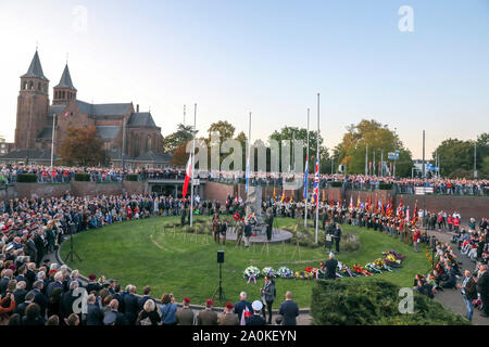Veteranen kommen an der Luft Platz in Hartenstein, den Niederlanden, während der Gedenkfeiern zum 75. Jahrestag der militärischen Operation in Arnheim, codenamed Operation Market Garden, bekannt aus dem Film einen Schritt zu weit. Stockfoto