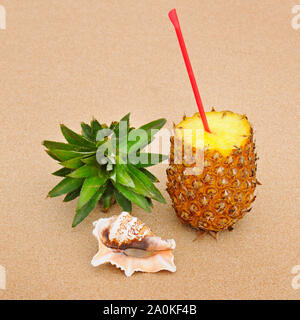 Zusammensetzung der saftige Ananas und Muscheln im Sand Hintergrund Stockfoto