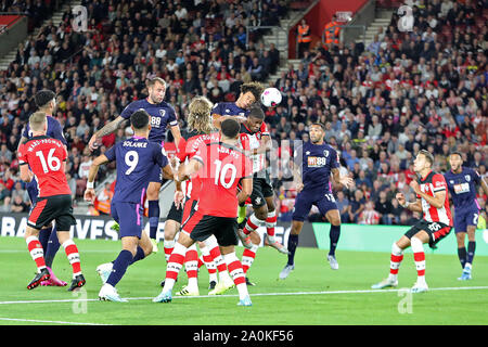 Southampton, Großbritannien. 20. Sep 2019. Nathan Ake von Bournemouth Köpfe ihr erstes Tor in der Premier League Match zwischen Southampton und Bournemouth an der St. Mary's Stadium, Southampton am Freitag, dem 20. September 2019. (Credit: Jon Bromley | MI Nachrichten) das Fotografieren dürfen nur für Zeitung und/oder Zeitschrift redaktionelle Zwecke verwendet werden, eine Lizenz für die gewerbliche Nutzung Kreditkarte erforderlich: MI Nachrichten & Sport/Alamy leben Nachrichten Stockfoto