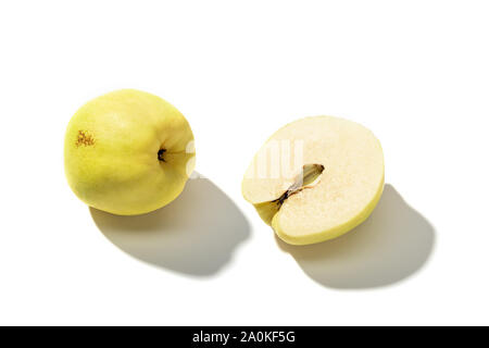 Frische Quitten Obst auf weißem Hintergrund. Cydonia oblonga Stockfoto