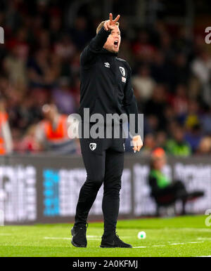 Bournemouth manager Eddie Howe Gesten auf dem touchline während der Premier League Spiel im St. Mary's Stadium, Southampton. Bild Datum: Freitag, September 20, 2019. Siehe PA-Geschichte Fußball Southampton. Photo Credit: Andrew Matthews/PA-Kabel. Einschränkungen: EDITORIAL NUR VERWENDEN Keine Verwendung mit nicht autorisierten Audio-, Video-, Daten-, Spielpläne, Verein/liga Logos oder "live" Dienstleistungen. On-line-in-Match mit 120 Bildern beschränkt, kein Video-Emulation. Keine Verwendung in Wetten, Spiele oder einzelne Verein/Liga/player Publikationen. Stockfoto