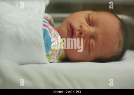 Kopf und Schultern Portrait von Schlafen Neugeborene Mädchen im Krankenhaus Stockfoto