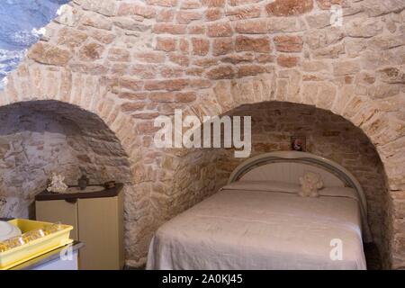 ALBEROBELLO, Italien - 27. AUGUST 2017: Einrichtung eines traditionellen Trullo Haus Stockfoto