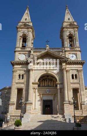 ALBEROBELLO, Italien - 28 AUGUST 2017: Tag der Blick auf die Kathedrale der Heiligen Cosmas und Damian in Alberobello, südlich von Italien Stockfoto