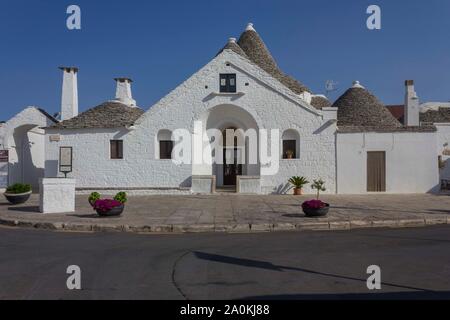 ALBEROBELLO, Italien - 28 AUGUST 2017: Trullo Sovrano (souveränen Trullo), die Einzige in Alberobello mit zwei Etagen Stockfoto