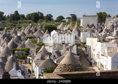 ALBEROBELLO, Italien - 28 AUGUST 2017: Überblick über die Stadt Alberobello in der Region Apulien in Italien Stockfoto