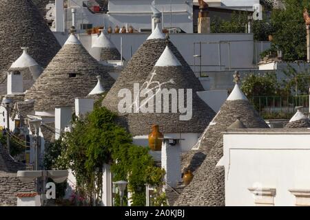 ALBEROBELLO, Italien - 28 AUGUST 2017: Blick von oben auf traditionelle Dächer in der Stadt Alberobello Stockfoto