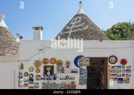 ALBEROBELLO, Italien - 28 AUGUST 2017: Traditionelle Geschäfte in der historischen Stadt Alberobello, Italien Stockfoto