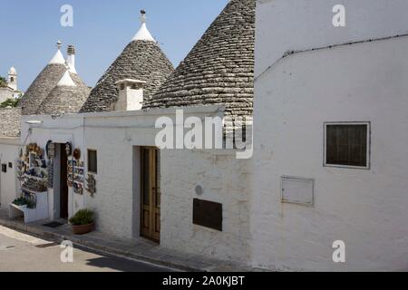 ALBEROBELLO, Italien - 28 AUGUST 2017: Traditionelle Geschäfte in der historischen Stadt Alberobello, Italien Stockfoto