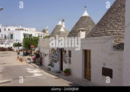 ALBEROBELLO, Italien - 28 AUGUST 2017: Traditionelle Geschäfte in der historischen Stadt Alberobello, Italien Stockfoto