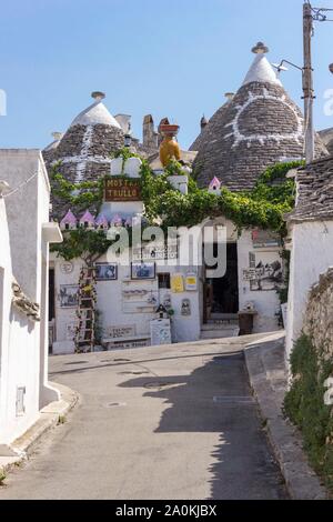 ALBEROBELLO, Italien - 28 AUGUST 2017: Traditionelle Geschäfte in der historischen Stadt Alberobello, Italien Stockfoto