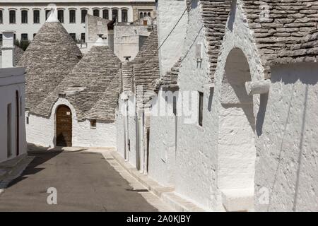 ALBEROBELLO, Italien - 28 AUGUST 2017: Tagesansicht von Alberobello Straße in Italien Stockfoto