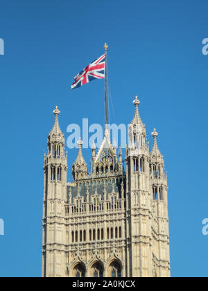 LONDON, Großbritannien - 20 September 2019: Union Jack Flagge über die Häuser des Parlaments vor blauem Himmel, Westminster, London fliegen Stockfoto